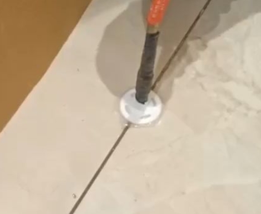 大观瓷砖空鼓维修公司专业解答瓷砖在铺贴过程中，如果没有涂抹均匀到位的粘结材料（如水泥砂浆或瓷砖胶），可能会导致以下问题