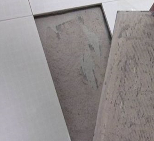 大观瓷砖空鼓维修公司分享瓷砖铺贴时如果打浆（即涂抹在瓷砖背面和基层上的砂浆或瓷砖胶）过少，会带来以下问题